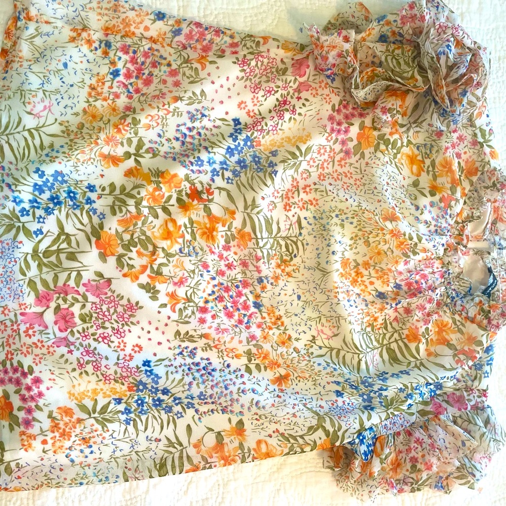 You will smile while wearing this feminine blouse:)